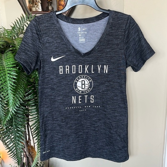 NWOT Nike Dri-Fit V-Neck Gray Athletic Cut NBA Brooklyn Nets Short Sleeve Shirt - Picture 7 of 13